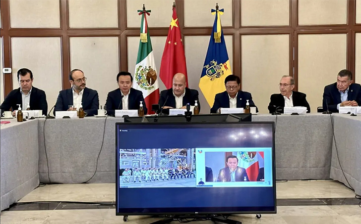 中国中车助力墨西哥瓜达拉哈拉4号线建设，中墨两国领导人共同见证轻轨新成就。